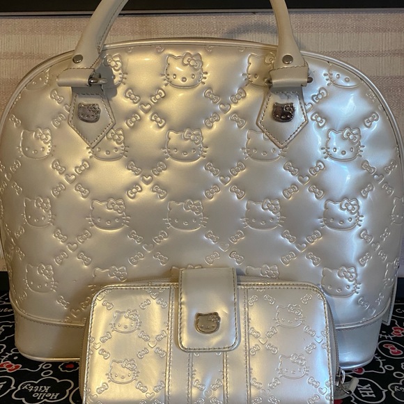Hello Kitty Handbags - Loungefly Hello Kitty Satchel Ivory